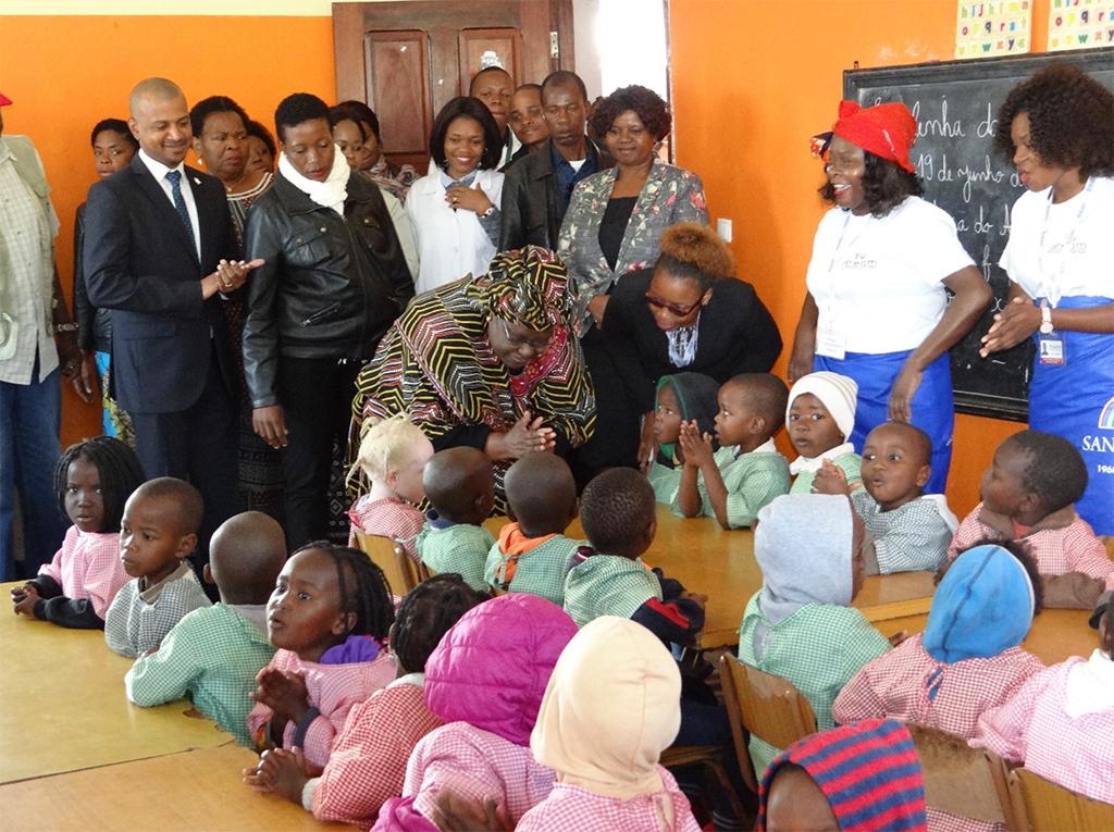 Die First Lady von Mosambik, Frau Isaura Nyusi, besucht das DREAM- und Ernährungszentrum von Matola